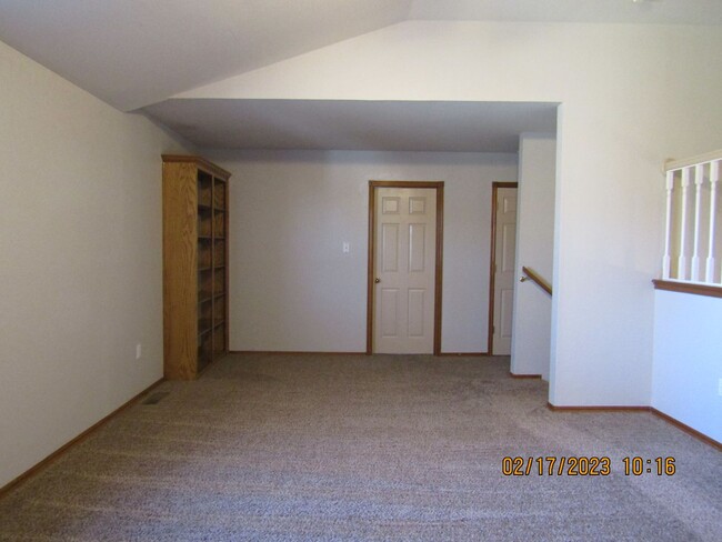 Building Photo - Crown Pointe Area!! PETS ARE NEGOTIABLE WI...