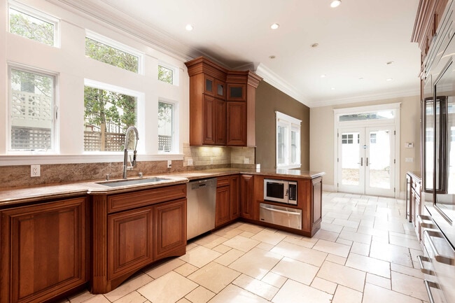 Building Photo - 2112 Easton Dr