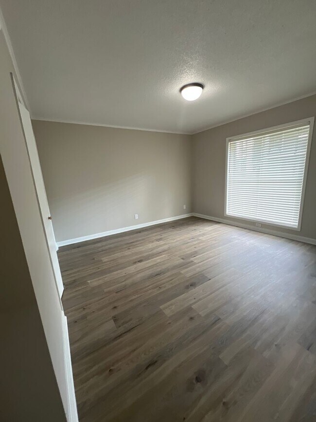 Building Photo - Newly Renovated 2B\1B Apartment Available in Lake Charles