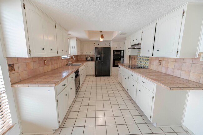 Building Photo - Charming Condo with Golf Course Views in O...