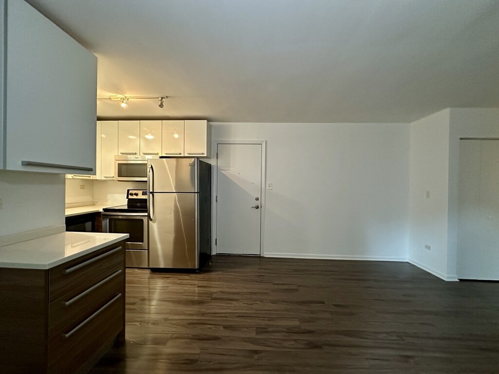 Building Photo - 925 W Carmen Ave