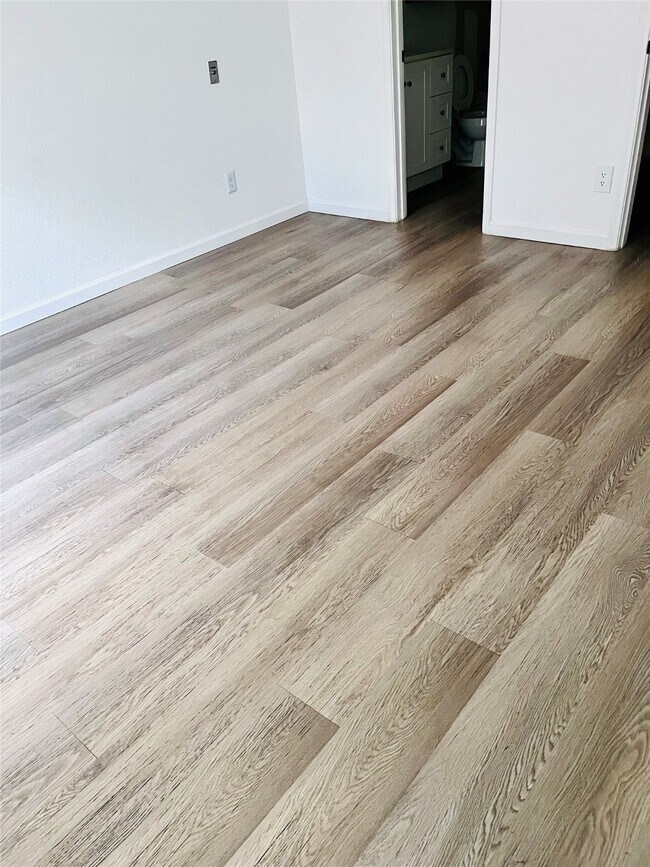 Building Photo - 9797 Leawood Blvd