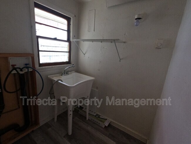 Building Photo - 105 E Stuart St