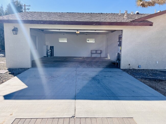Building Photo - Gorgeous 3 bd, 2.5 ba on 1 acre