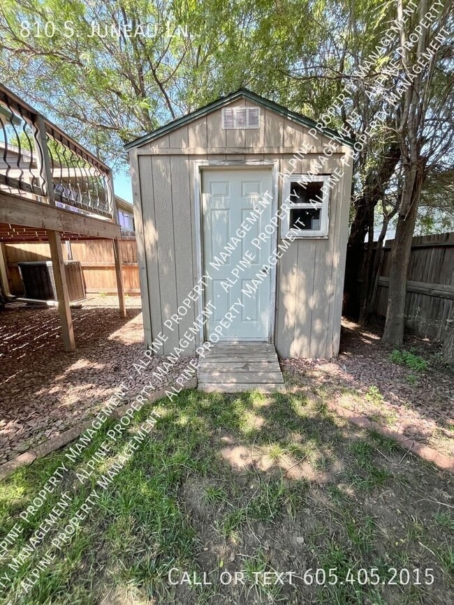 Building Photo - 810 S Juneau Ln