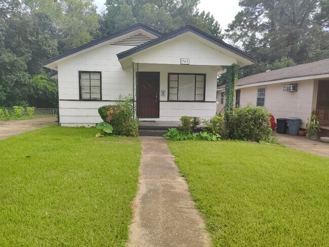 Primary Photo - 709 Randall St