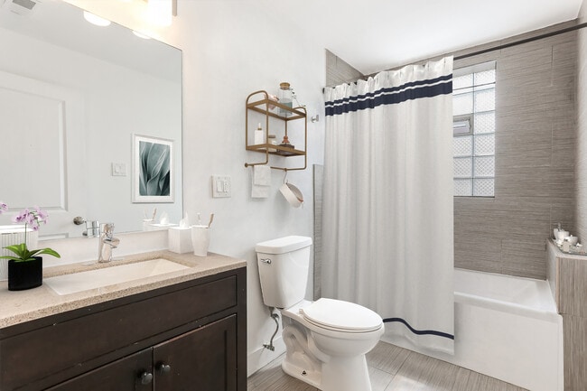 Building Photo - 2647 W Potomac Ave