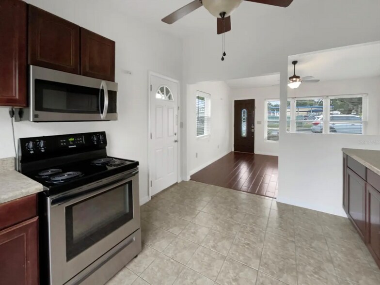 Building Photo - 930 School St