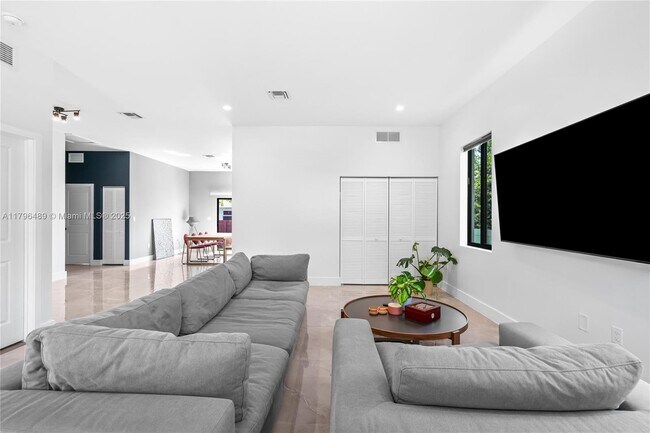 Building Photo - 808 NW 5th Terrace