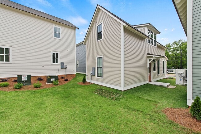Building Photo - Like New! 2 bedroom 2 bathroom cottage sty...