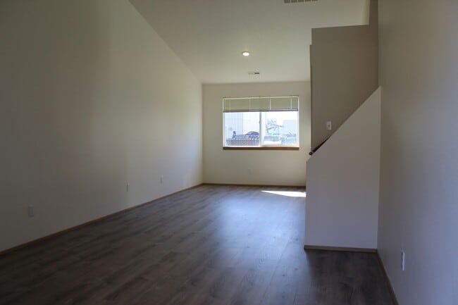 Building Photo - 3 bedroom 2.5 bath family home in quiet Scappoose neighborhood