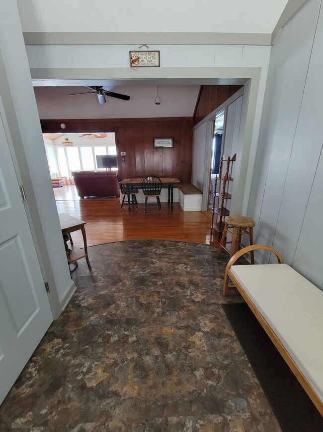 Building Photo - 417 Lakeview Ct