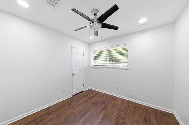 Building Photo - 8526 Cedel Dr