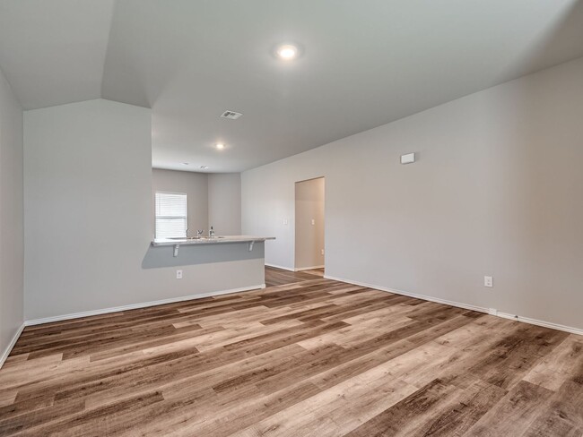 Building Photo - Home Close to Surrey Hills + 3 bedrooms