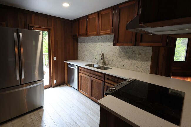 Building Photo - 4452 Greenwood Heights Dr
