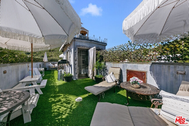 Building Photo - 2851 Seabreeze Dr