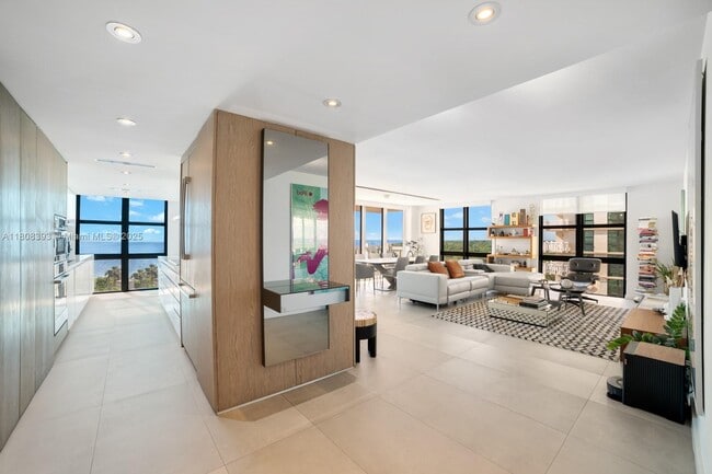 Building Photo - 1121 Crandon Blvd