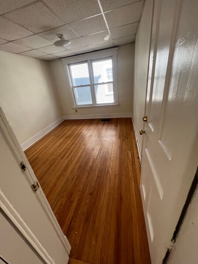 Building Photo - 52 Hickok Pl