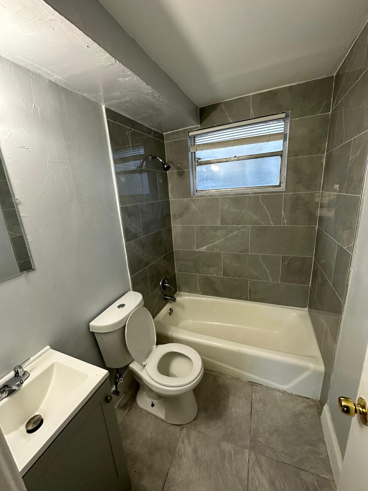 Building Photo - 1305 W 6th St