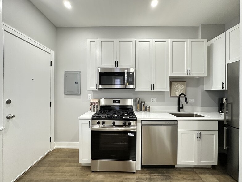 Building Photo - 3840 N Wilton Ave