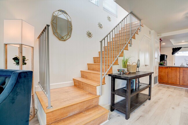 Building Photo - 832 13th St