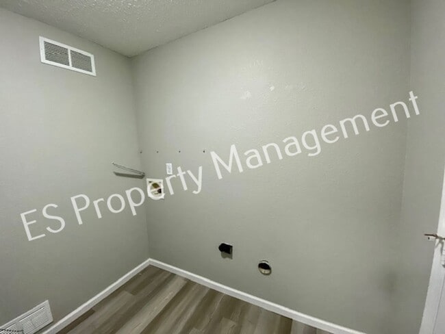 Building Photo - Stunning 3 Bedroom 2 Bath in SouthWest River Run Neighborhood!