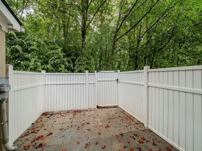 Building Photo - 1607 Cove Creek Cir