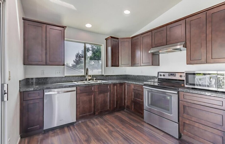 Building Photo - 2683 Mitchell Ave