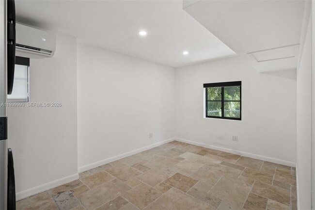 Building Photo - 415 Aledo Ave