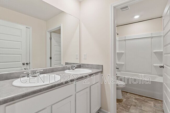 Building Photo - 552 Post Oak Ln