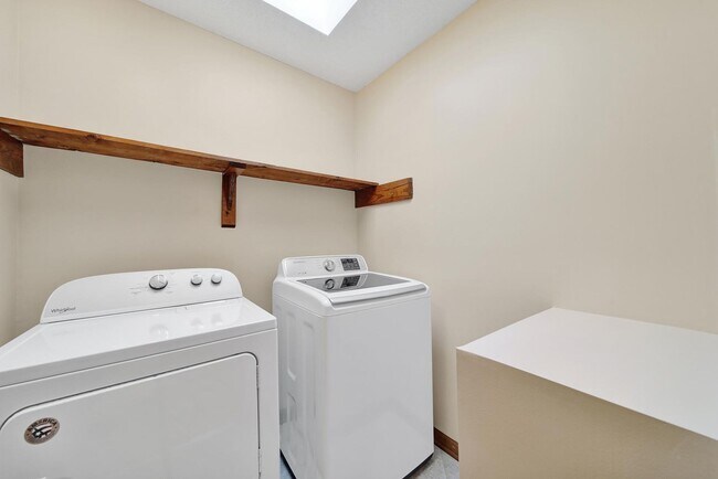Building Photo - Lovely 3 Bed 2 Bath Ranch Home on Large Lot!