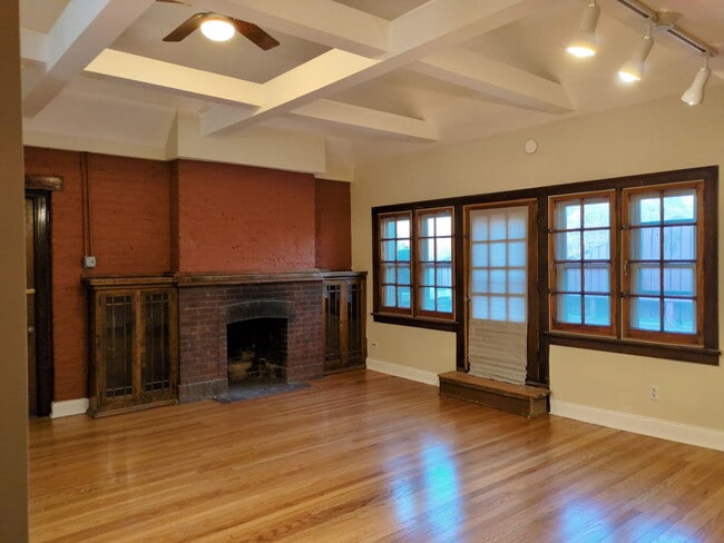 Building Photo - 420 N Pine Ave