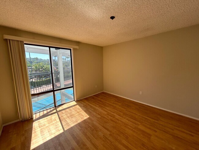 Building Photo - 2 Bed, 2 Bath Ocean View Condo in Highly D...