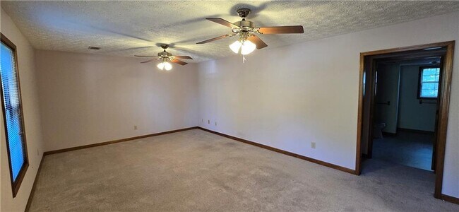 Building Photo - 303 Cacique Ct