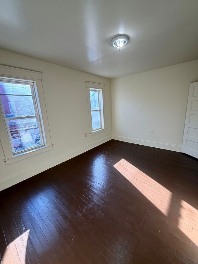 Building Photo - 631 E Madison St