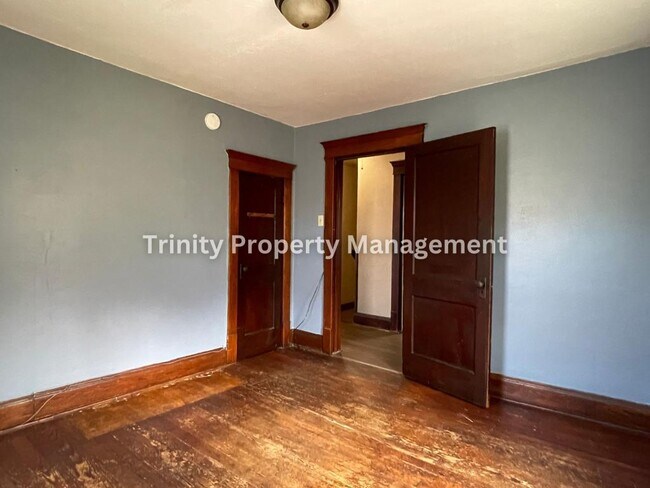 Building Photo - 331 Simpson Ave