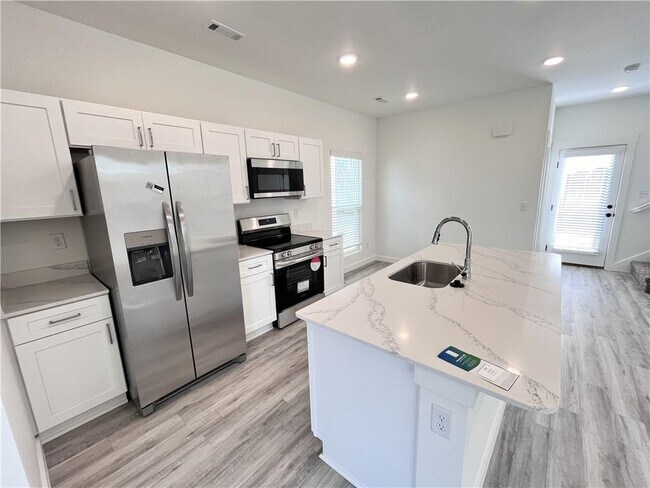 Building Photo - 841 Reading RR Ln