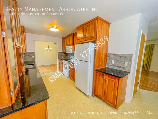 Building Photo - 2360 S Ridgeview-Way