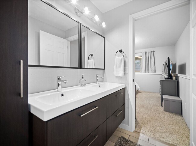 Building Photo - Bright & Comfortable 3 Bedroom Home (Furnished)