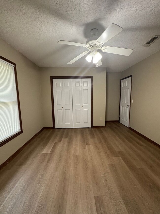 Building Photo - Valley Hills Subdivision - Detached Garage...