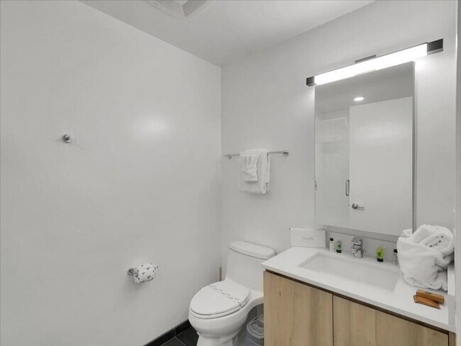 Building Photo - 817 N 6th St