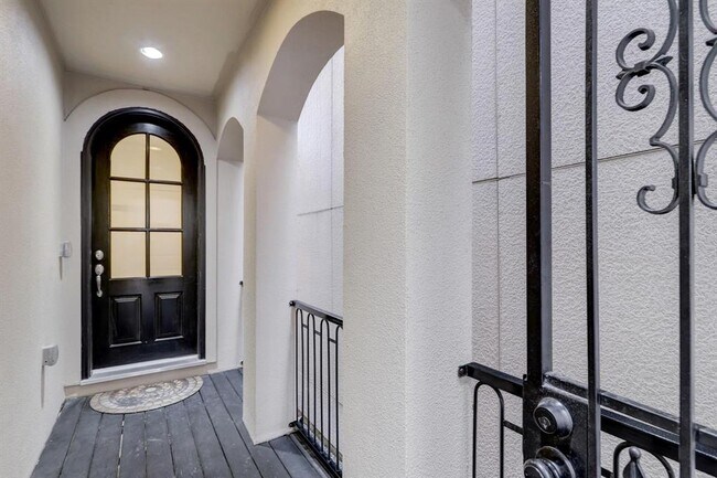 Building Photo - 1368 W 25th St