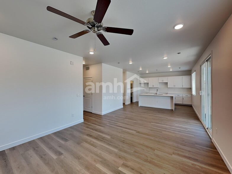 Building Photo - 9837 W Parkway Dr