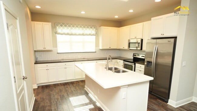 Building Photo - 15405 Honeybell Dr