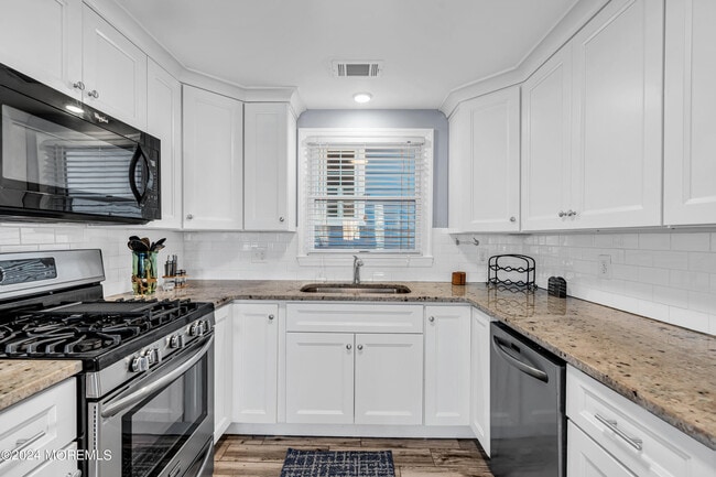 Building Photo - 10 Pershing Ave