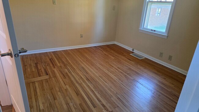 Master BR, hardwood floor - 616 East St S