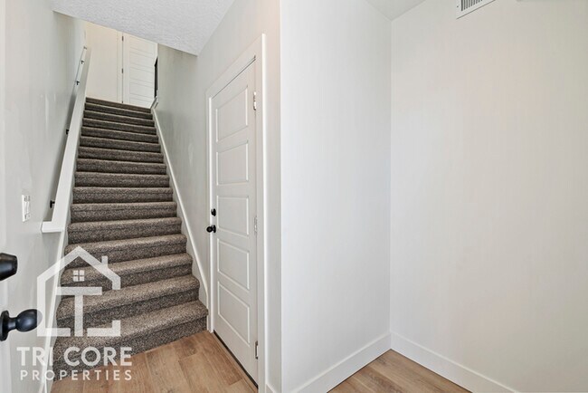 Building Photo - 143 E Lavalle Ct