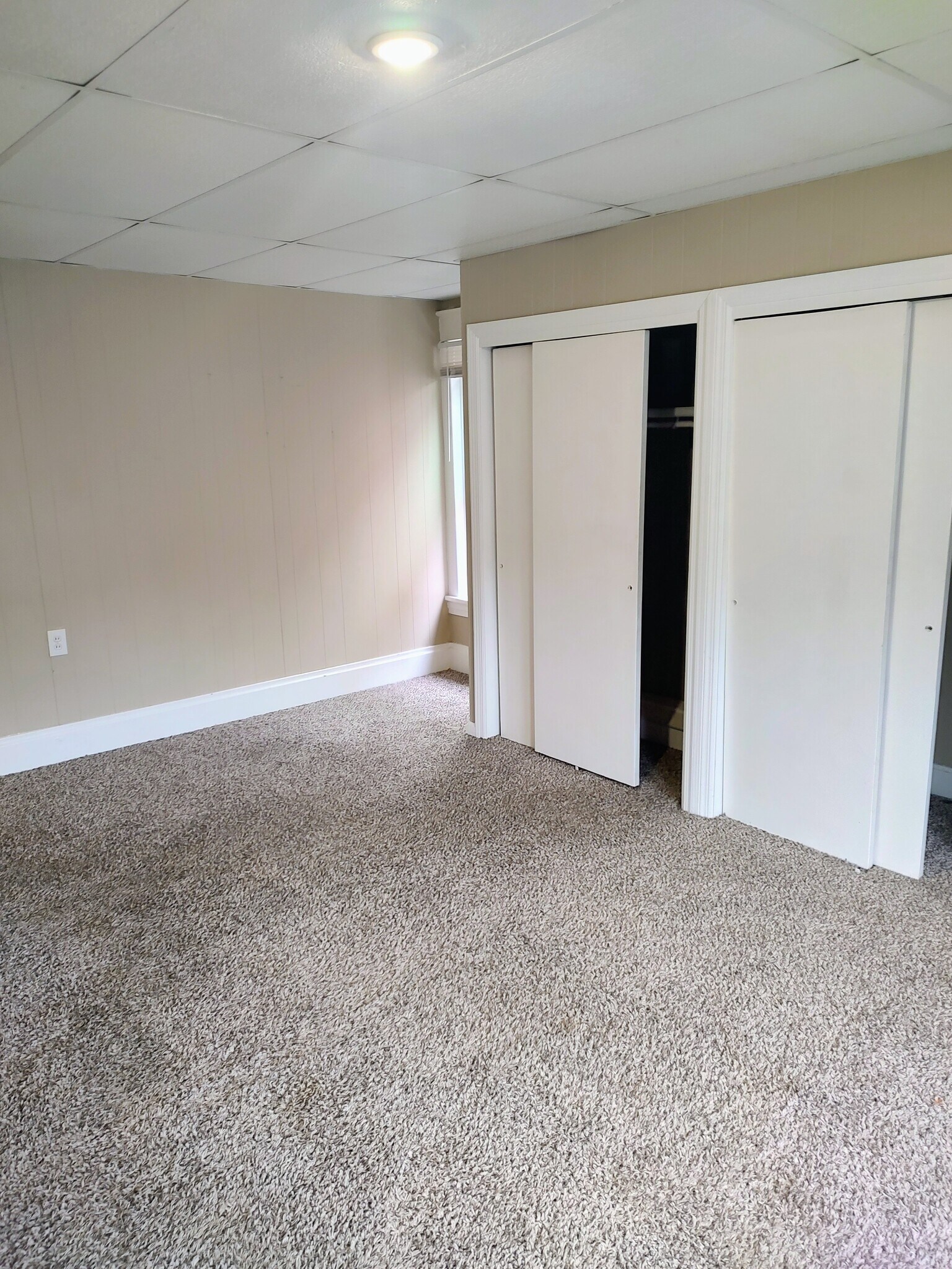 Large Master with walkthrough closets - 1914 Manada St