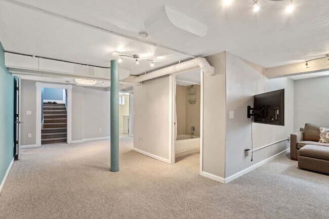 Building Photo - Amazing Home Near Sloan's Lake