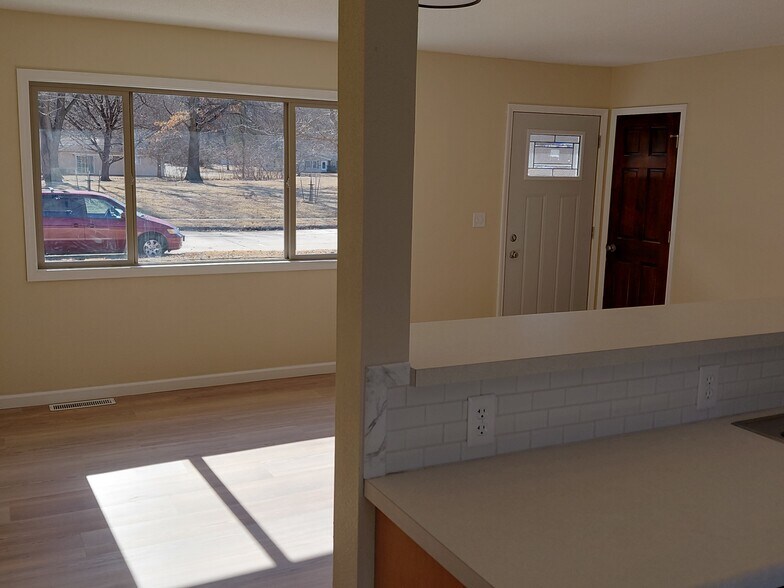 Pass through from the kitchen - 813 Eastmoor Dr